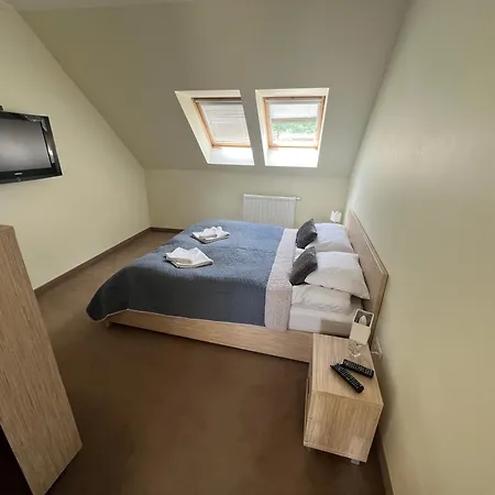 לינה וארוחת בוקר Szara U Ksawerego 3*